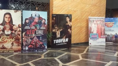 পাকিস্তানের প্রেক্ষাগৃহে ‘তুফান’ পোস্টার