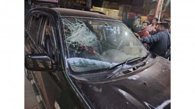 ডাকাতরা গাড়িতে হামলা ও ভাঙচুর করে