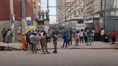 কারখানার অভ্যন্তরে অবস্থান নিয়ে কর্মবিরতি পালন করছেন শ্রমিকরা