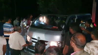 স্থানীয়রা আহতদের হাসপাতালে নিয়ে গেছেন