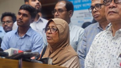 কথা বলছেন স্বাস্থ্য উপদেষ্টা নূরজাহান বেগম