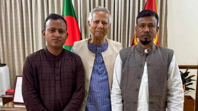 প্রধান উপদেষ্টার ড. মুহাম্মদ ইউনূসের সঙ্গে আবু সাঈদের দুই ভাই রমজান আলী ও আবু হোসেন