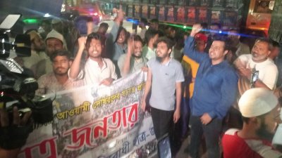 রাজধানীর জিরো পয়েন্টে অবস্থান নিয়েছে শিক্ষার্থীসহ বিভিন্ন সংগঠনের নেতাকর্মীরা