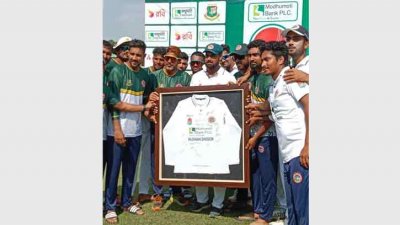 ফরহাদকে সতীর্থরা সই করা জার্সি উপহার দেন