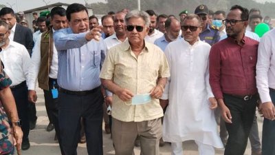 বেনাপোলে দেড় হাজার ট্রাক ধারণক্ষমতার কার্গো টার্মিনাল উদ্বোধন শেষে ঘুরে দেখেন উপদেষ্টা এম সাখাওয়াত হোসেন