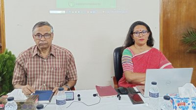 সেমিনারে অধ্যাপক ড. সামিনা লুৎফা ও ড. খুরশিদ আলম