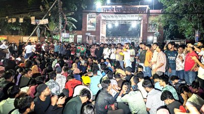 তিতুমীর কলেজের সামনে আন্দোলনকারী শিক্ষার্থীরা