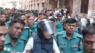 আদালত চত্বরে পুলিশি হেফাজতে সাবেক মন্ত্রী কামরুল ইসলাম (ছবি: বাংলা ট্রিবিউন)