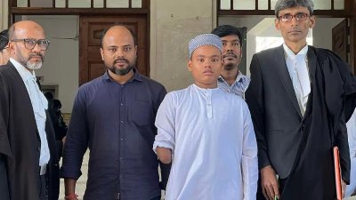 আদালত প্রাঙ্গণে আইনজীবীদের সঙ্গে শিশু নাঈম
