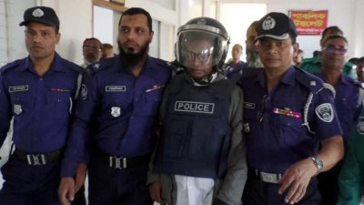 আদালত প্রাঙ্গণে রোকেয়া বিশ্ববিদ্যালয়ের সাবেক প্রক্টর শরীফুল ইসলাম