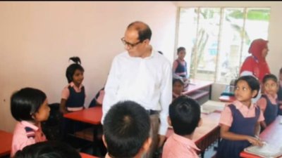 টাঙ্গাইলে ক্লাস নিলেন প্রাথমিক ও গণশিক্ষা মন্ত্রণালয়ের উপদেষ্টা
