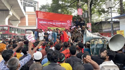প্রেস ক্লাবের সামনে ব্যাটারিচালিত রিকশাচালকদের গণঅবস্থান