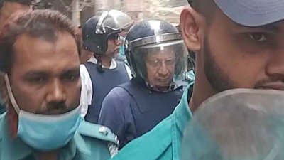 আদালত চত্বরে সাবেক আইজিপি চৌধুরী আব্দুল্লাহ আল মামুন