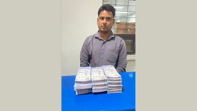 আটক যাত্রীর বিরুদ্ধে মামলা প্রক্রিয়াধীন রয়েছে