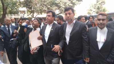 ঢাকার নিম্ম আদালতে আইনজীবীদের বিক্ষোভ