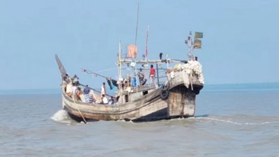 বঙ্গোপসাগরে মাছ ধরার ট্রলার
