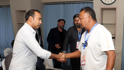 বাফুফে সভাপতি তাবিথ আউয়ালের সঙ্গে করমর্দন করছেন মনি।