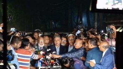সাংবাদিকদের সঙ্গে কথা বলছেন খন্দকার মোশাররফ হোসেন