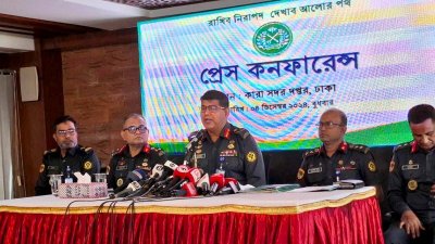 সংবাদ সম্মেলনে কারা মহাপরিদর্শক ব্রিগেডিয়ার জেনারেল সৈয়দ মোহাম্মদ মোতাহের হোসেন
