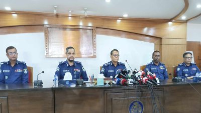 পুলিশ সদর দফতরে আয়োজিত সংবাদ সম্মেলনে নবনিযুক্ত আইজিপি