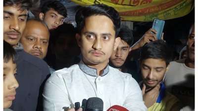 সাংবাদিকদের সঙ্গে কথা বলছেন জুলাই ফাউন্ডেশনের সাধারণ সম্পাদক সারজিস আলম