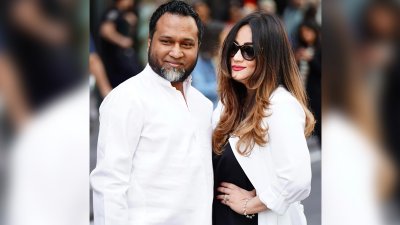 কৌশিক হোসেন তাপস ও স্ত্রী ফারজানা মুন্নী