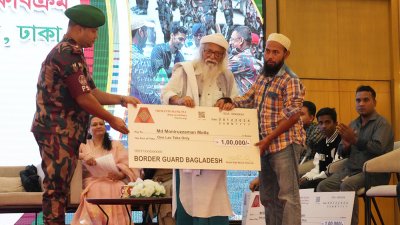 জুলাই-আগস্ট আন্দোলনে আহতদের একজনের হাতে অর্থ সহায়তার চেক তুলে দেওয়া হচ্ছে