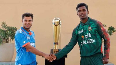 ট্রফির লড়াইয়ের আগে ফটোসেশন