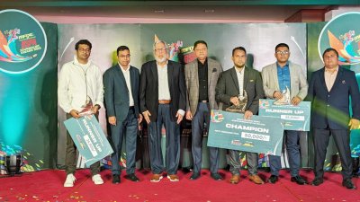অনুষ্ঠানে পুরস্কার জয়ীরা