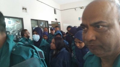 আদালত প্রাঙ্গণে আসামিরা