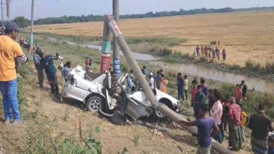 বিদ্যুতের খুঁটিতে ধাক্কা দিয়ে কারটি দুমড়ে-মুচড়ে যায়