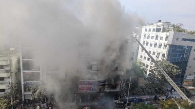 আগুন নিয়ন্ত্রণে কাজ করছে ফায়ার সার্ভিসের ১২ ইউনিট। ছবি: নাসিরুল ইসলাম