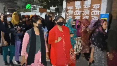 মিছিল নিয়ে থানায় যান ছাত্রীরা