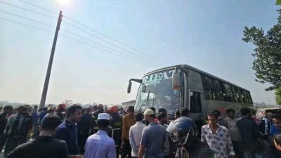 বাসটি আটক করেছেন স্থানীয়রা