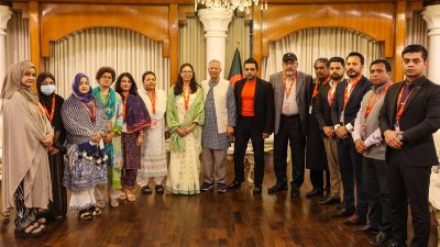 প্রধান উপদেষ্টা ড. মুহাম্মদ ইউনুসের সঙ্গে শহীদ সেনা পরিবারের সদস্যরা