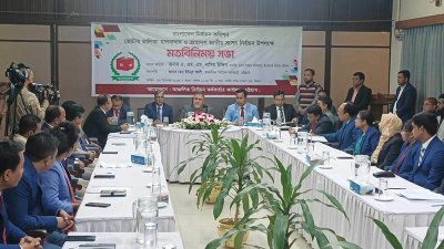 চট্টগ্রাম সার্কিট হাউসে নির্বাচন কর্মকর্তাদের সঙ্গে মতবিনিময়ের আগে প্রেস ব্রিফিং করেন সিইসি