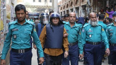 আদালত চত্বরে কামরুল ইসলাম