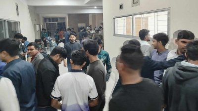 শিক্ষার্থীরা অবরুদ্ধ করে রেখেছেন তাঁত বোর্ডের চেয়ারম্যানসহ ১৪ কর্মকর্তাকে