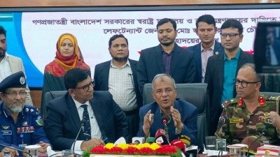 সাংবাদিকদের সঙ্গে কথা বলছেনস্বরাষ্ট্র ও কৃষি মন্ত্রণালয়ের উপদেষ্টা লেফটেন্যান্ট জেনারেল (অব.) মো. জাহাঙ্গীর আলম চৌধুরী