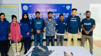 গত সোমবার দিবাগত রাতে খুনের ঘটনায় তিন জনকে মৌলভীবাজার থেকে গ্রেফতার করে পুলিশ