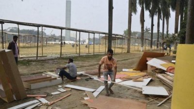 সোহরাওয়ার্দী উদ্যান প্রাঙ্গণে স্টল নির্মাণের কাজে ব্যস্ত শ্রমিকরা (ফাইল ছবি)