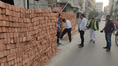 সড়কে নির্মাণসামগ্রী রাখার অভিযোগে জরিমানা