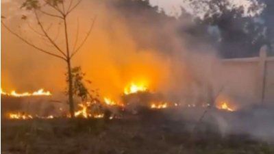 হঠাৎ এই স্থানে আগুনের সূত্রপাত হওয়ায় স্থানীয়দের মধ্যে আতঙ্ক তৈরি হয়।