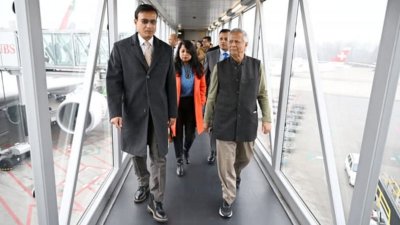 জেনেভায় বাংলাদেশের স্থায়ী প্রতিনিধি তারেক মো. আরিফুল ইসলাম প্রধান উপদেষ্টাকে স্বাগত জানান।