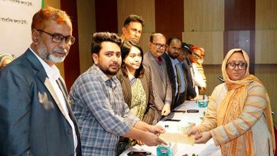 বৃত্তির অর্থ তুলে দিচ্ছেন উপদেষ্টা মো. নাহিদ ইসলাম