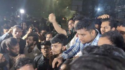 আন্দোলনকারীদের সঙ্গে কথা বলছেন হাসনাত আব্দুল্লাহ