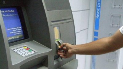 এটিএম কার্ড দিয়ে টাকা তোলা হচ্ছে।