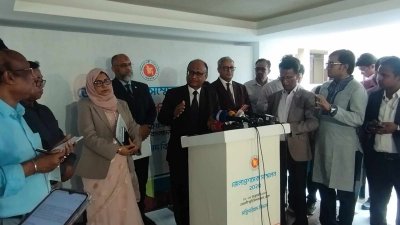 সাংবাদিকদের সঙ্গে কথা বলছেন দুদক চেয়ারম্যান