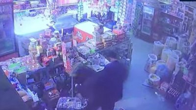 সিসিটিভি ফুটেজে দেখা দোকানে চুরির দৃশ্য
