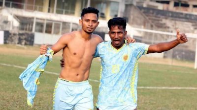 ইব্রাহিমের সঙ্গে এনামুল (ডানে)